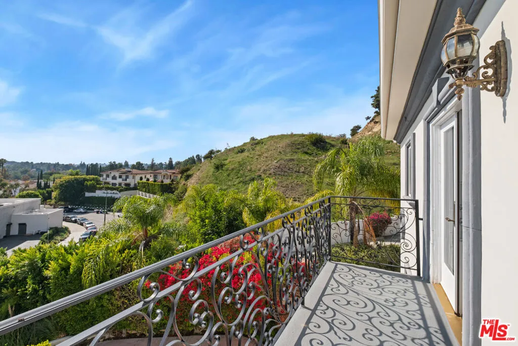 2997 Beverly Glen Circle, Los Angeles, California 90077 home-pic-18